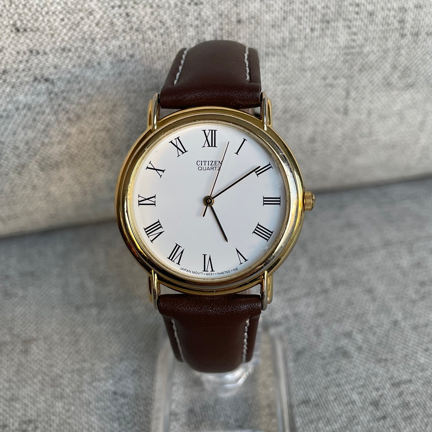 Reloj Citizen Quartz Hombre Marzo de 1990 Romano Clásico Dial Blanco