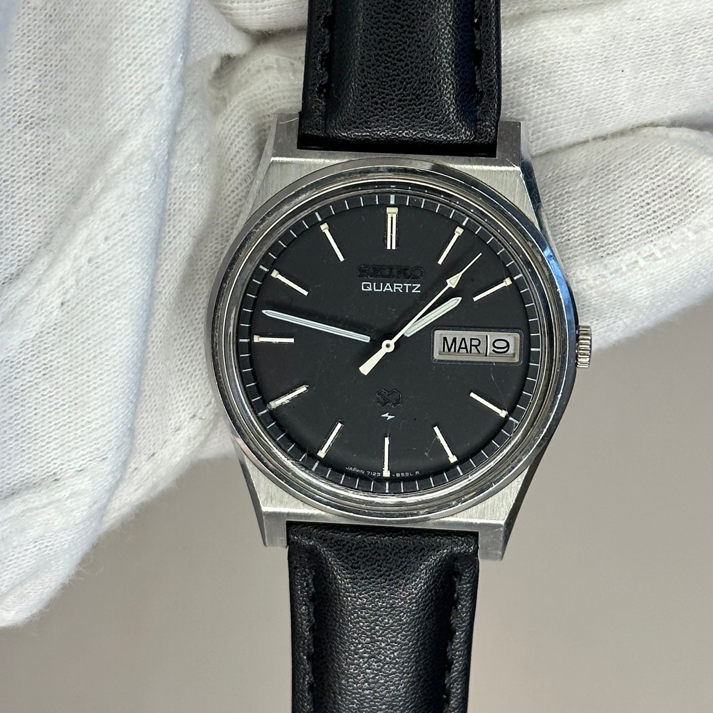 Seiko Quartz NEGRO 7123-8439 Día y Fecha Julio de 1981 ESCASO