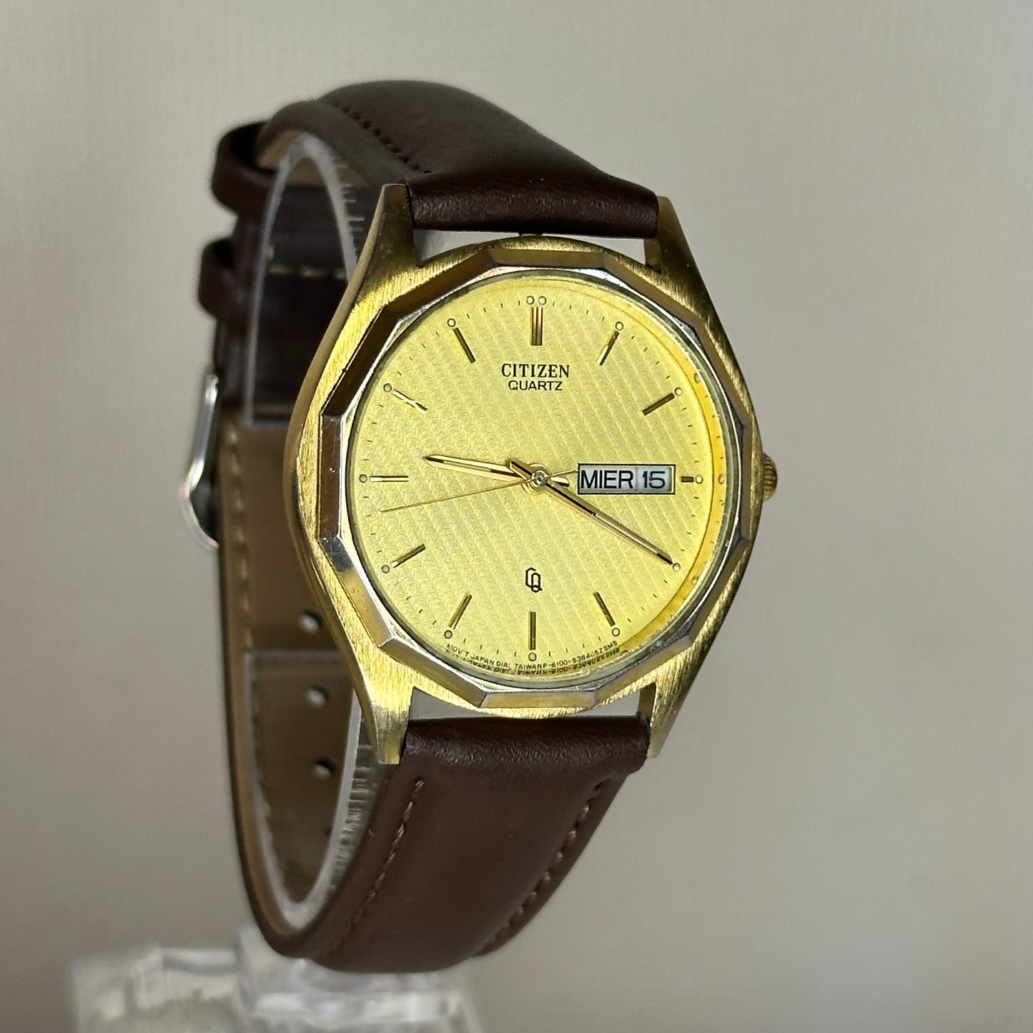 Reloj Citizen Quartz Day-Date Hombre 1980 Octagonal Champagne/Dorado Texturizado