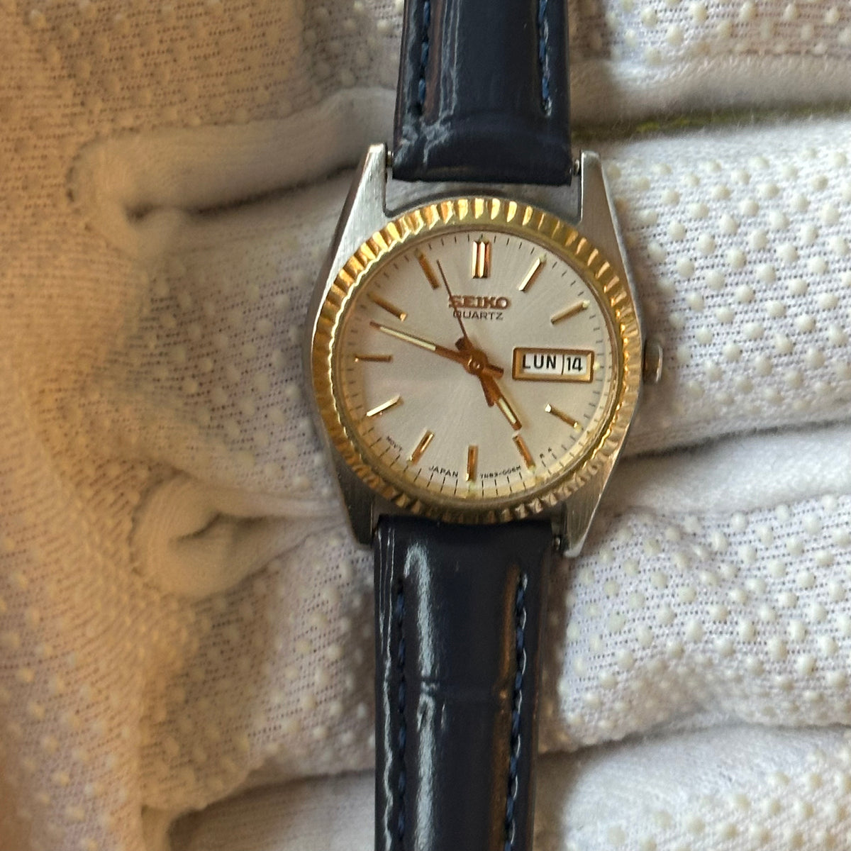 Reloj Seiko Quartz Mujer Bisel estriado dorado y calendario Día-Fecha Año 1995 Impecable