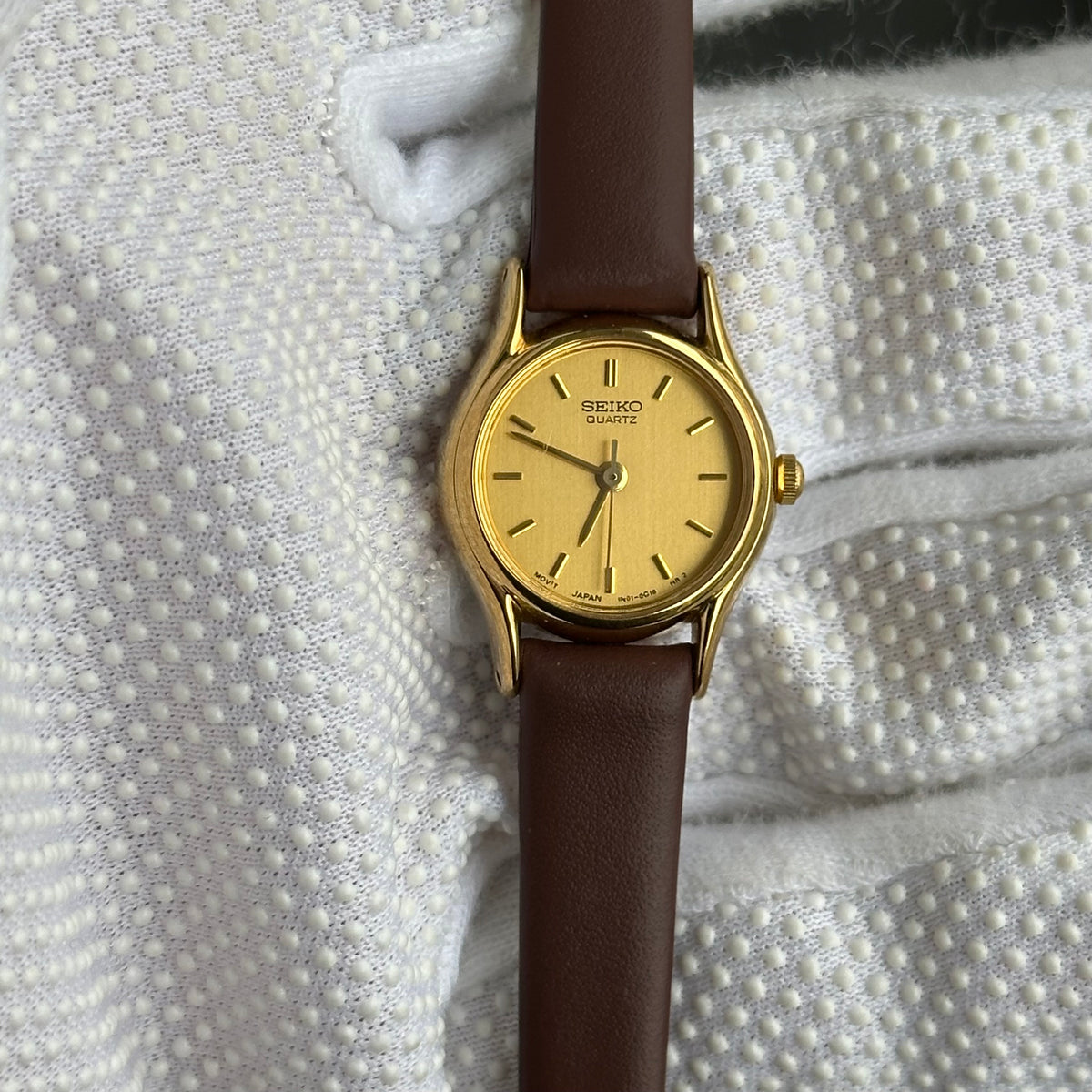 Seiko Mujer 1N01-0E19 Dial Dorado Satinado Sept. de 1998
