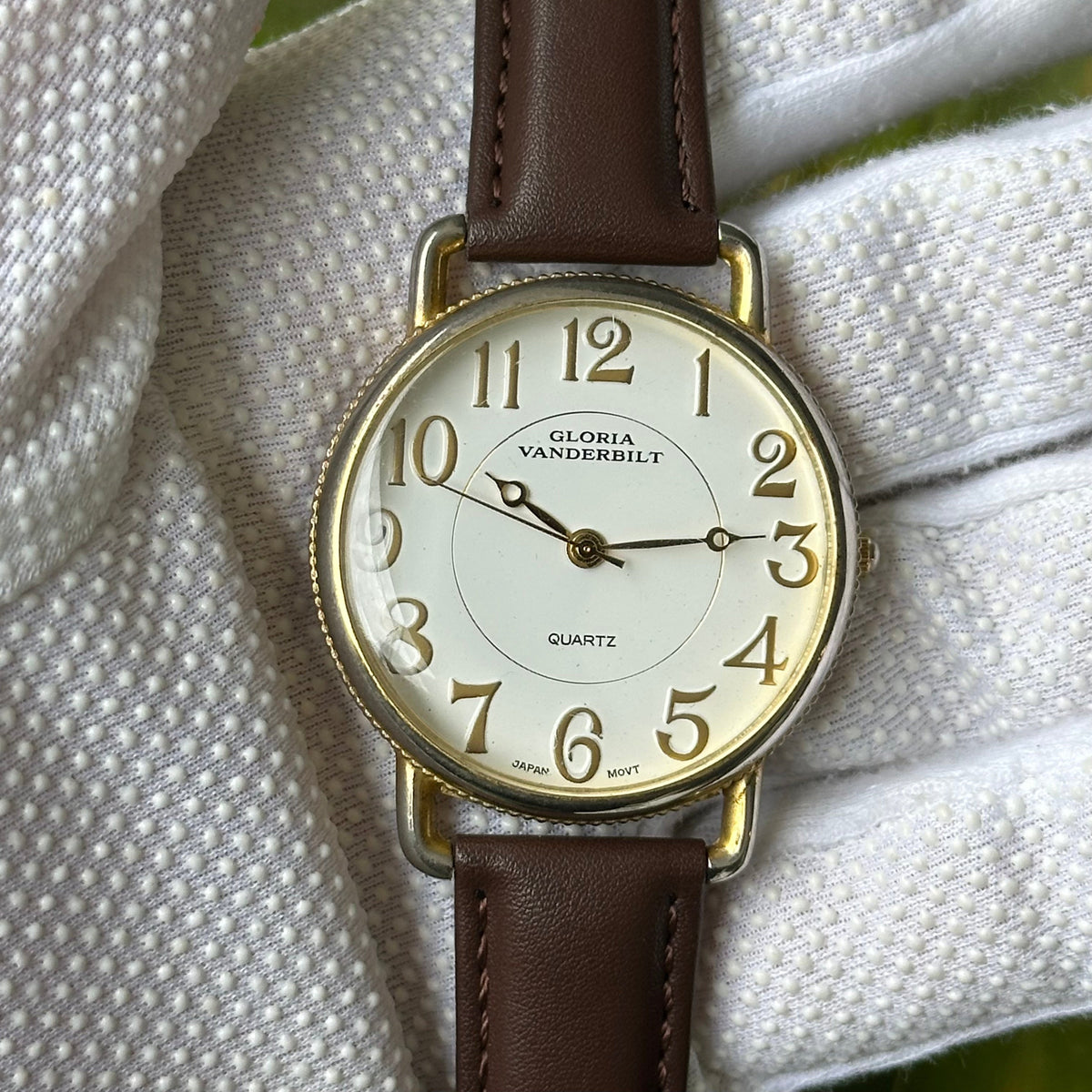 Reloj Gloria Vanderbilt Mujer Grande Números Dorados y Estética de Relojería Clásica Año 1996 — IMG_9518.jpeg