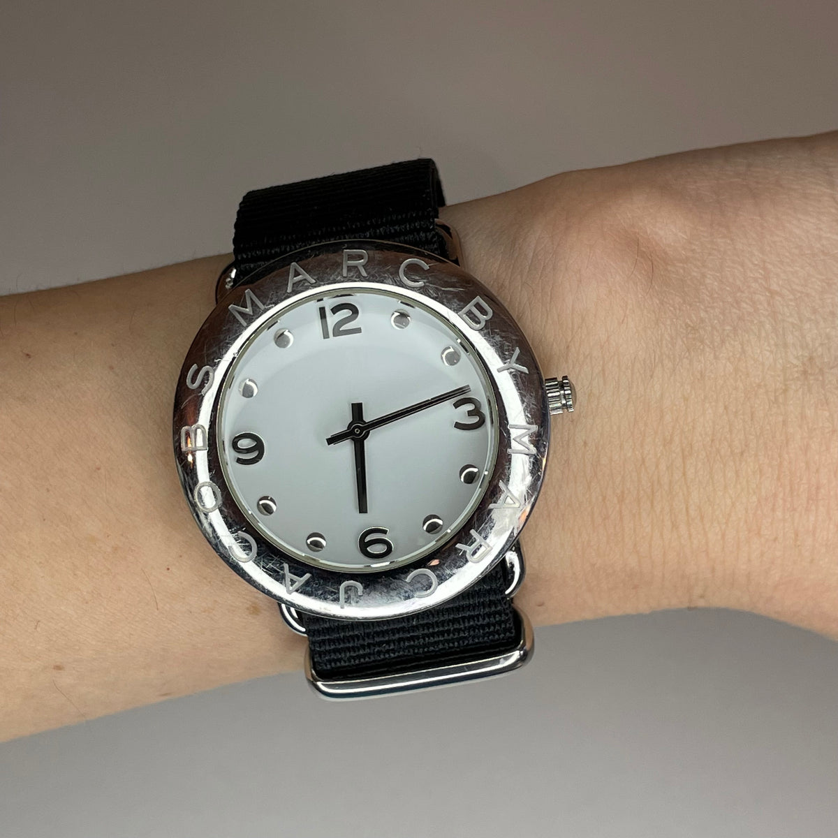 Reloj Marc by Marc Jacobs Amy MBM1136 Pulsera negra de una pieza Año 2010 — reloj puesto en la muñeca