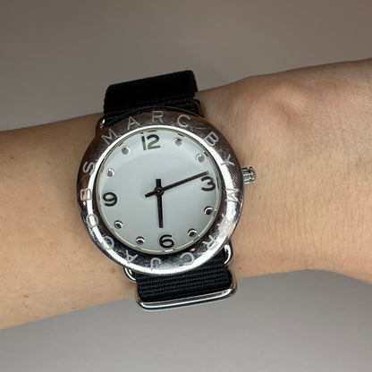 Reloj Marc by Marc Jacobs Amy MBM1136 Pulsera negra de una pieza Año 2010 — reloj puesto en la muñeca