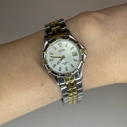 Reloj Seiko Sports 50 Mujer 7N82-0261 TwoTone Dial Plateado Mayo de 1996 Impecable — reloj puesto en la muñeca