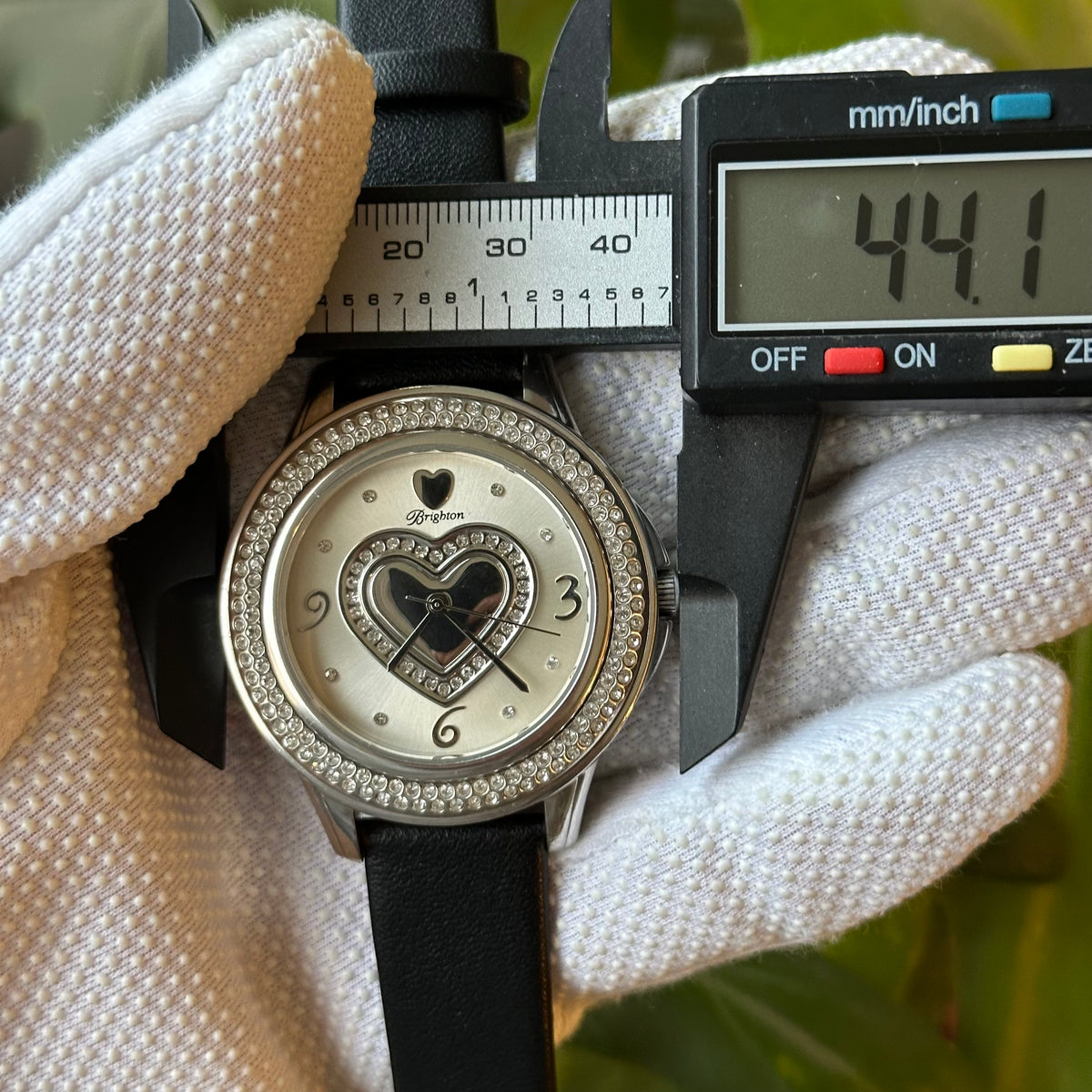Reloj Brighton Carlsbad Mujer Grande / Corazón en Relieve y Cristales Año 2010 ÚNICO — IMG_0143.jpeg