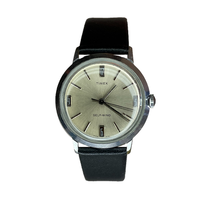 Timex Viscount Self-Wind de 1970, vista frontal con correa negra, sin fondo.