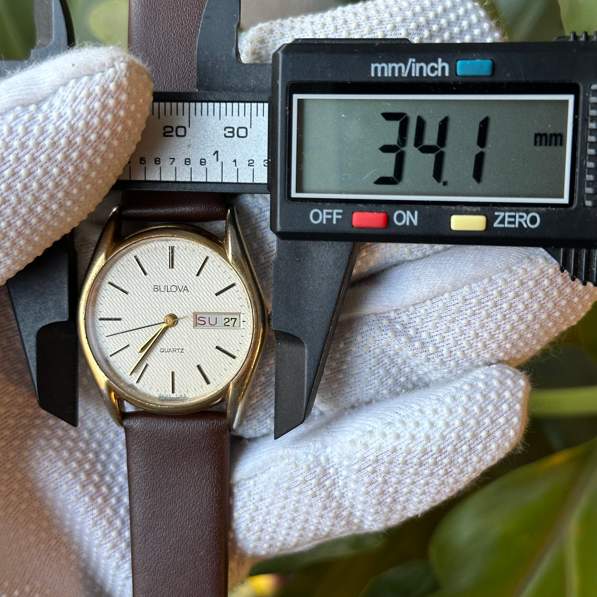 Reloj Bulova Quartz suizo de hombre, dial texturado Año 1982 - imagen 11