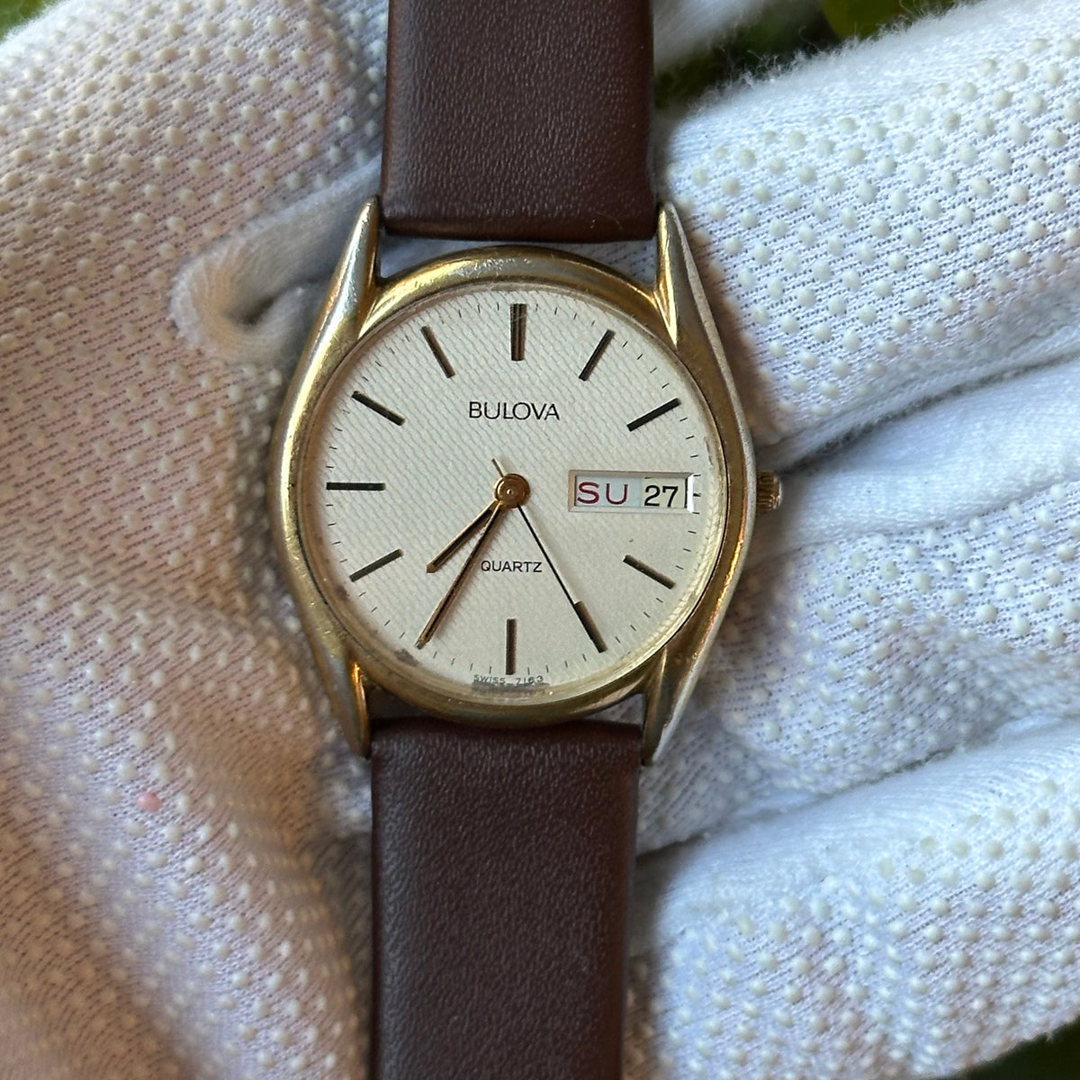 Reloj Bulova Quartz suizo de hombre, dial texturado Año 1982 - imagen 3