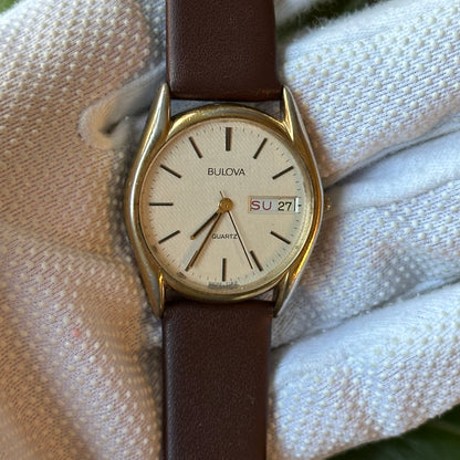 Reloj Bulova Quartz suizo de hombre, dial texturado Año 1982 - imagen 6