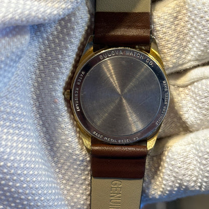 Reloj Bulova Quartz suizo de hombre, dial texturado Año 1982 - imagen 9