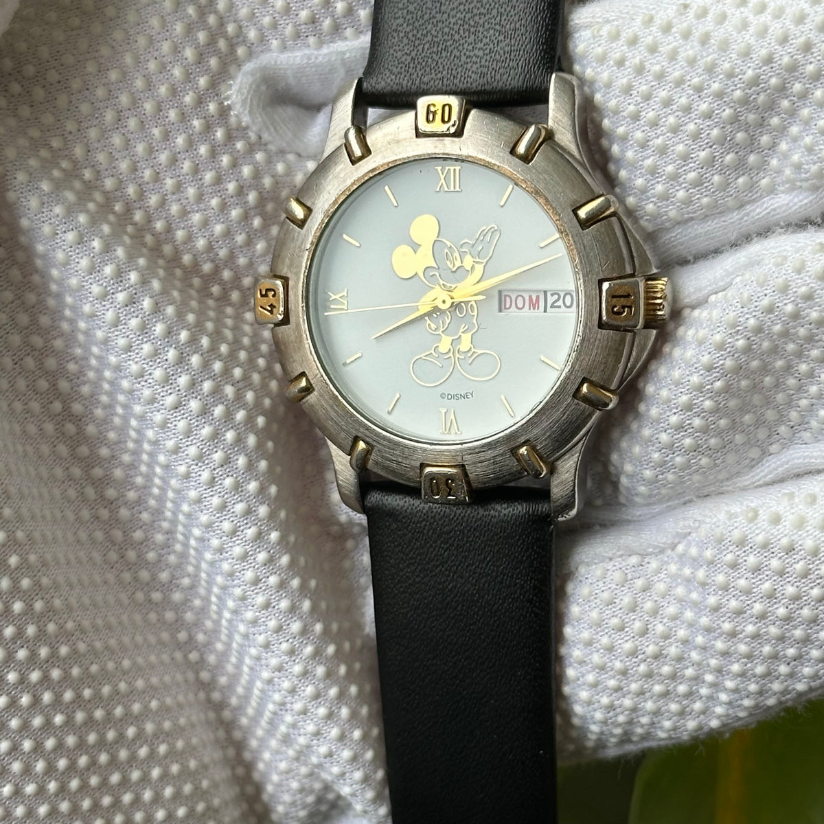 Disney Hombre Mickey Mouse dorado reflectante con día y fecha 1992