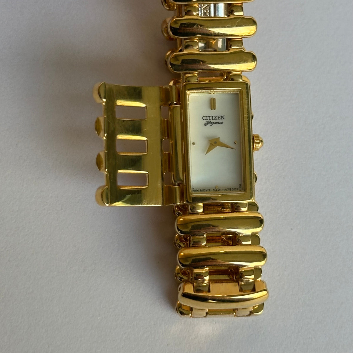Citizen Mujer Elegance con Dial Oculto y Brazalete Dorado Abril de 1999 ÚNICO