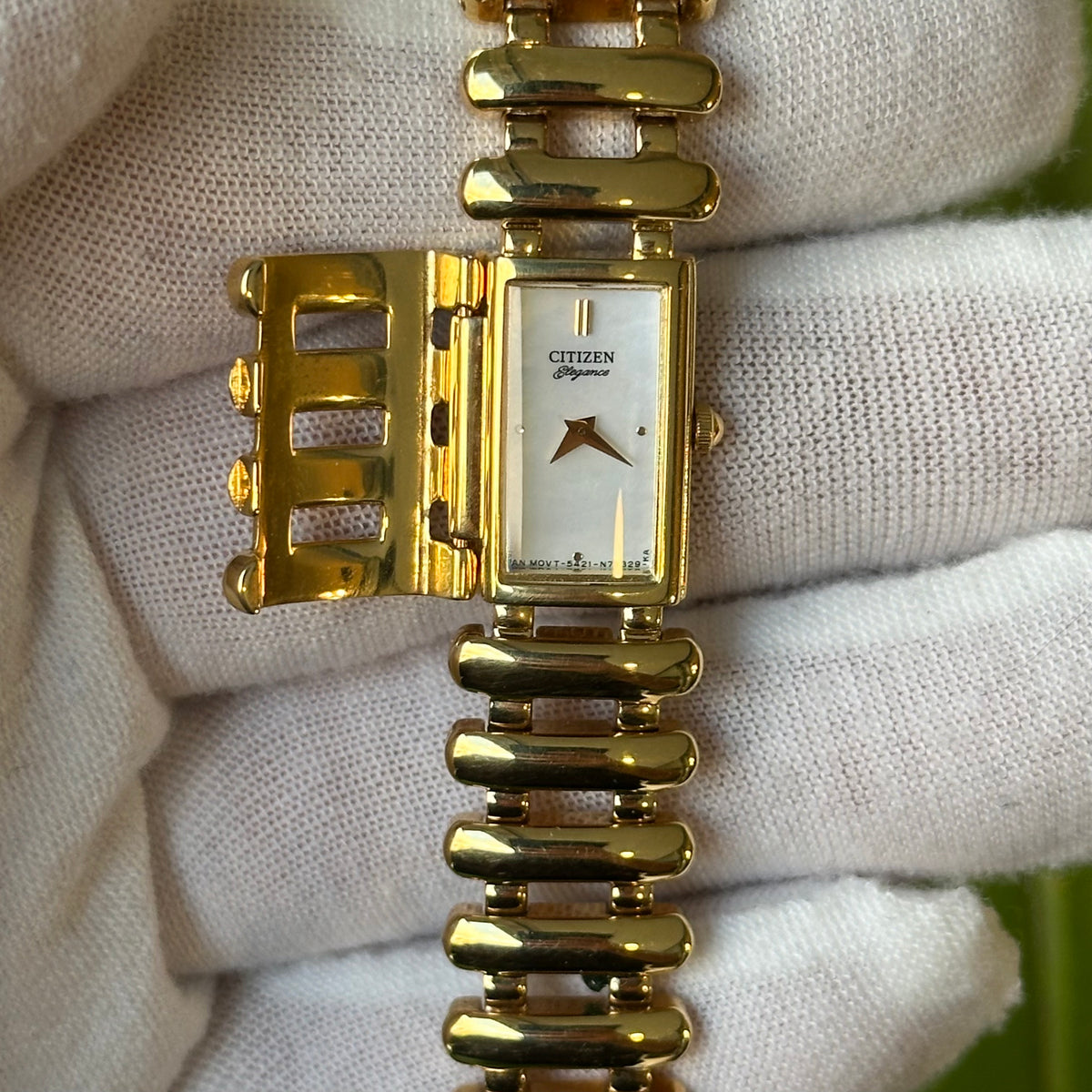 Citizen Mujer Elegance con Dial Oculto y Brazalete Dorado Abril de 1999 ÚNICO