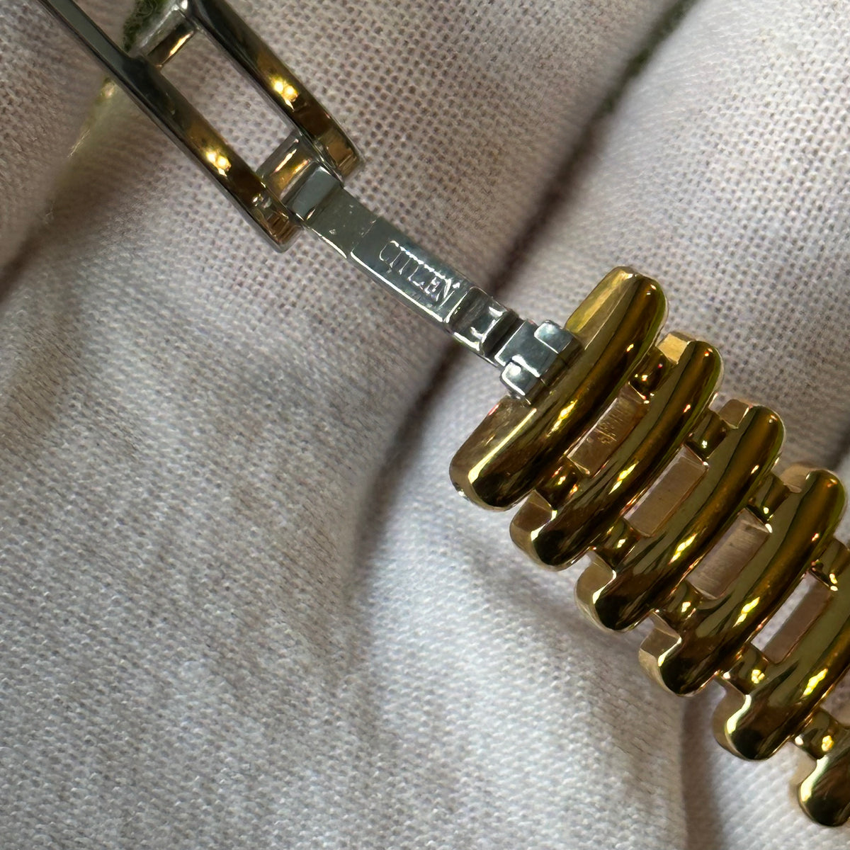 Citizen Mujer Elegance con Dial Oculto y Brazalete Dorado Abril de 1999 ÚNICO