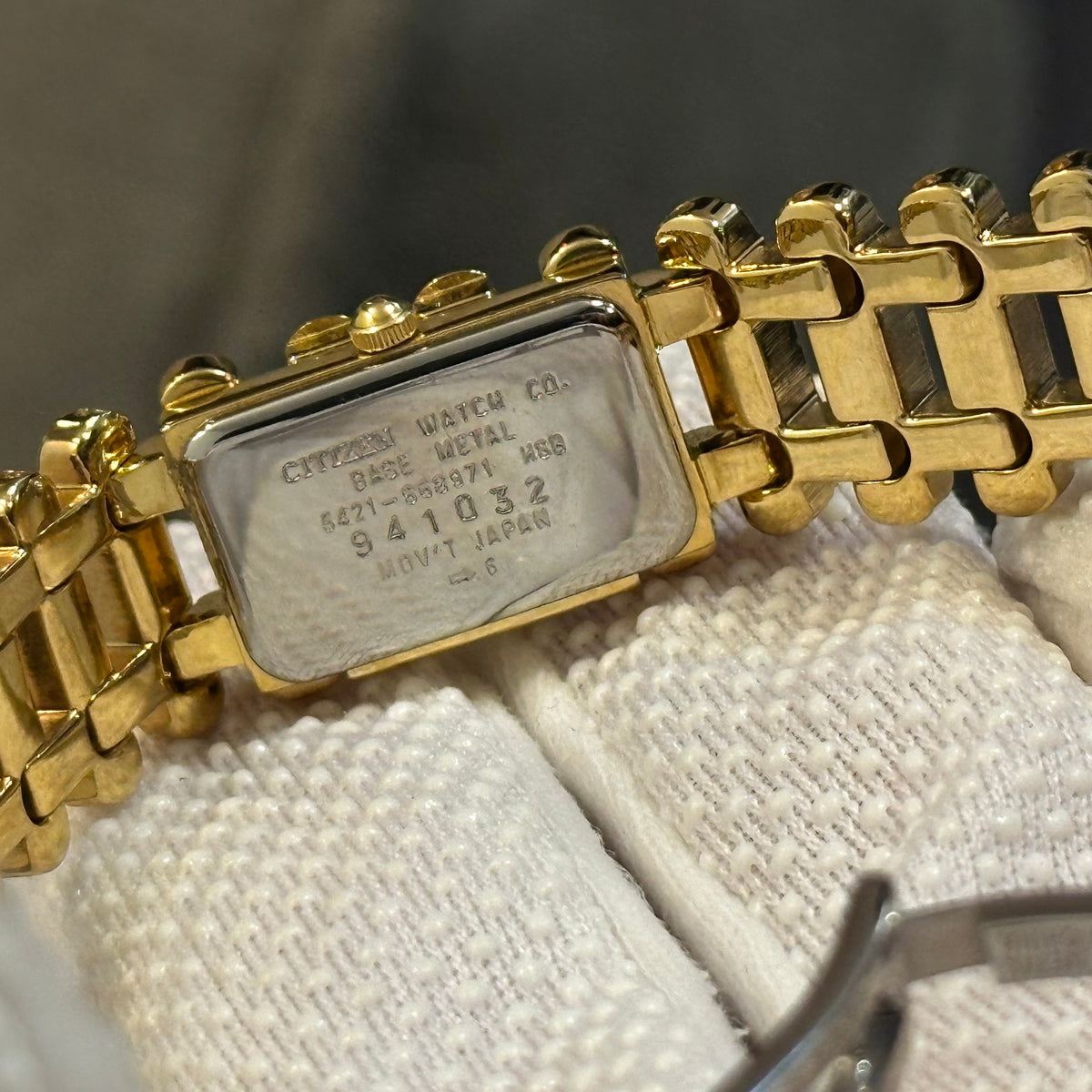 Citizen Mujer Elegance con Dial Oculto y Brazalete Dorado Abril de 1999 ÚNICO