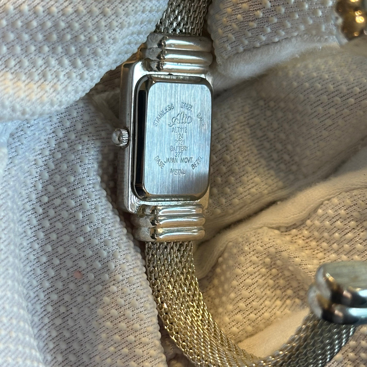 Alto Mujer ALT112 rectangular con brazalete de malla Año 1997 — IMG_3026.jpeg