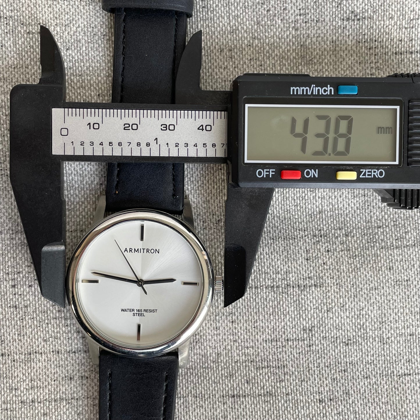 Armitron Minimalista Acero 2010s Hombre Impecable Dial Mármol