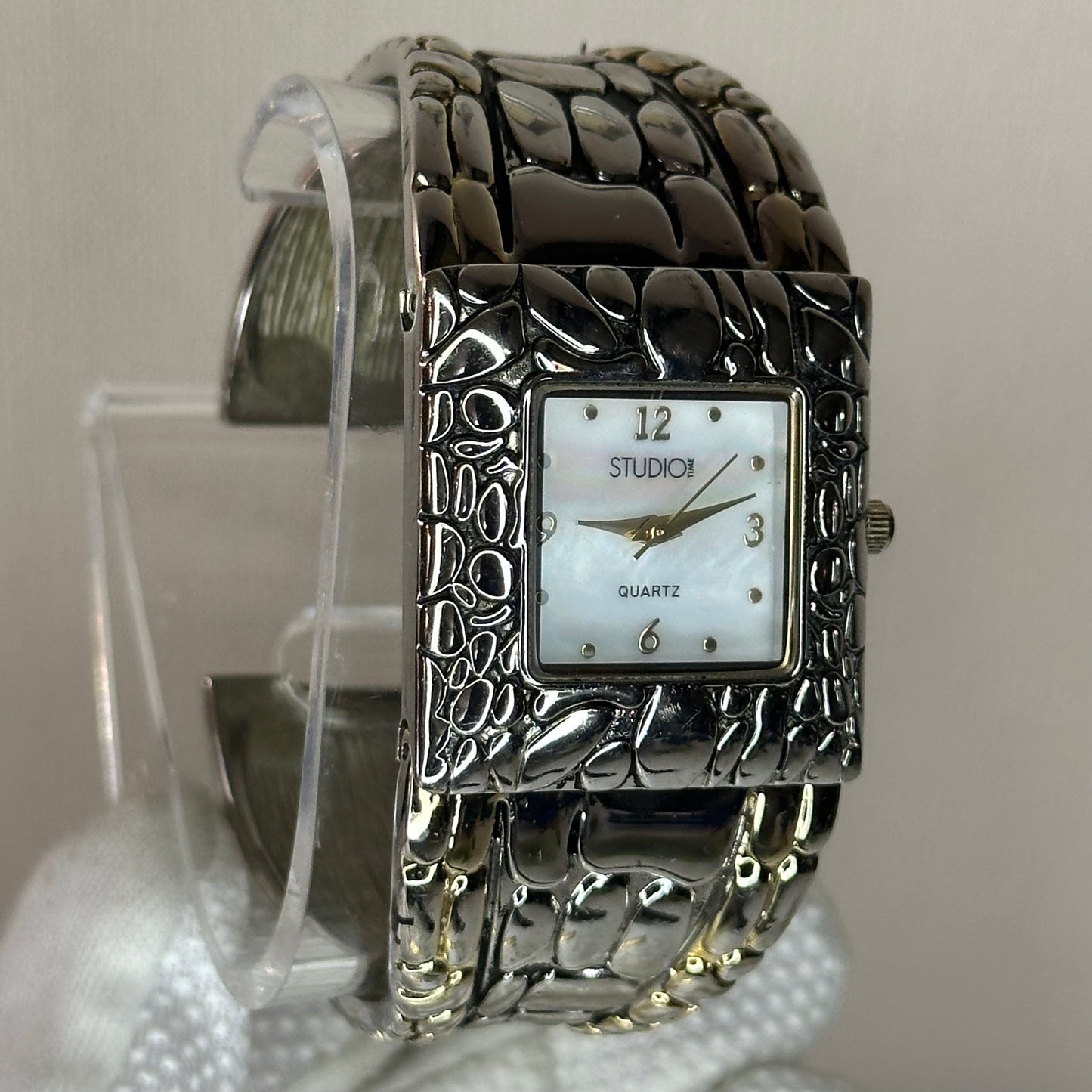 Reloj Joya Studio Time MadrePerla Mujer Años 2000 Cuff Brazalete Escultórico