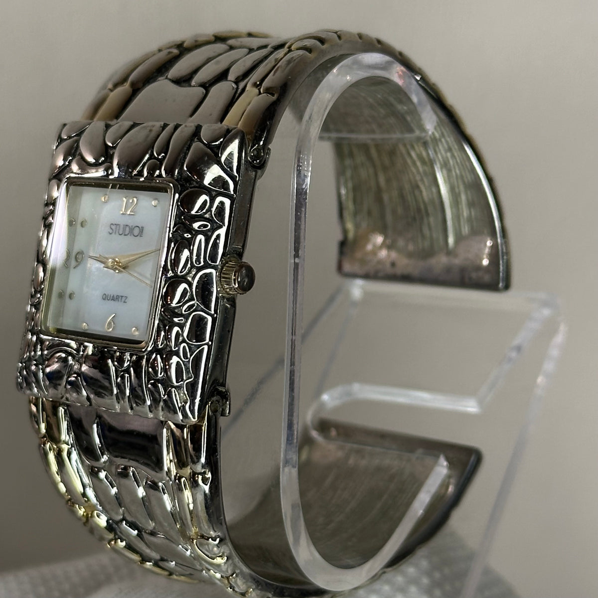 Reloj Joya Studio Time MadrePerla Mujer Años 2000 Cuff Brazalete Escultórico