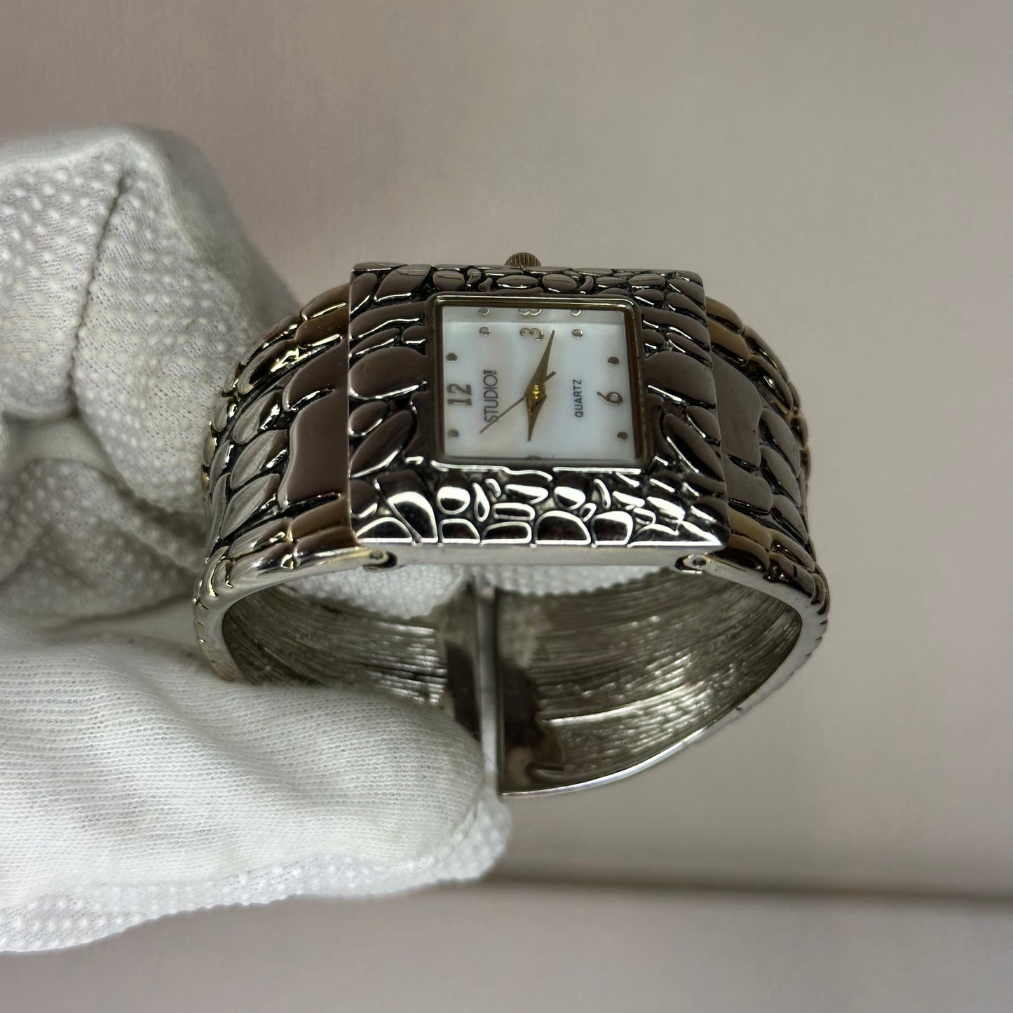 Reloj Joya Studio Time MadrePerla Mujer Años 2000 Cuff Brazalete Escultórico