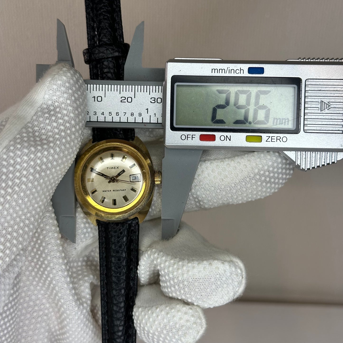 Reloj Timex Mujer Años 70s A Cuerda Con Fecha y Caja tonneau Modernismo Geométrico