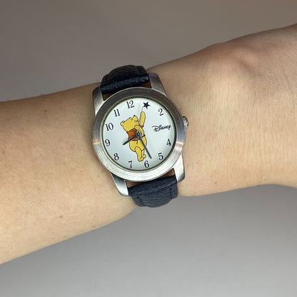 Disney Winnie the Pooh MU0927, reloj puesto en la muñeca.
