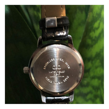 Reloj Q&q Vintage Mujer Dial Blanco Bajo Números Negros