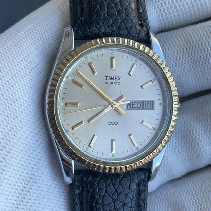 Reloj Timex Quartz Day-date Hombre Vintage 1988 Bisel Acanalado