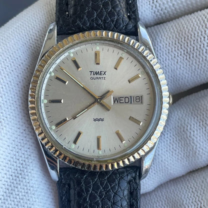 Reloj Timex Quartz Day-date Hombre Vintage 1988 Bisel Acanalado