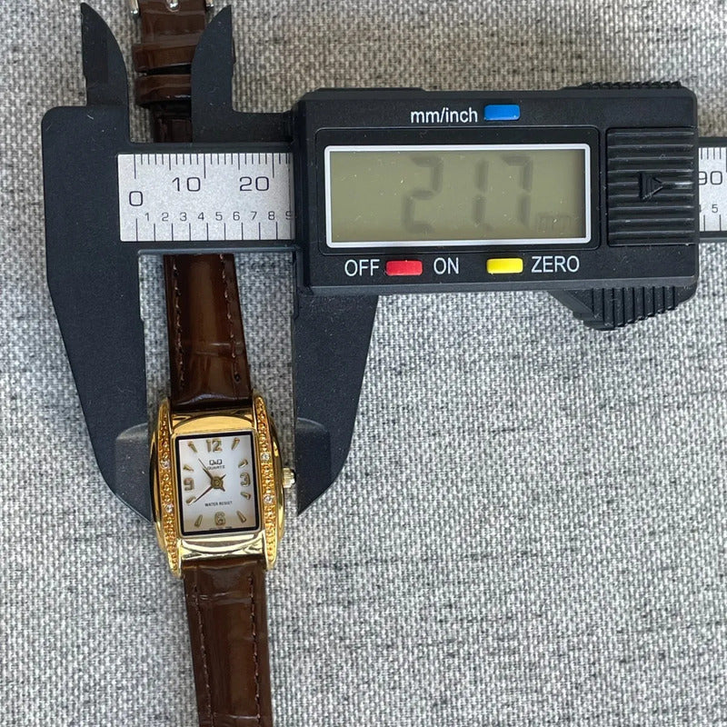 Reloj Q&q Mujer Rectangular 2011 Dorado Cristales Originales