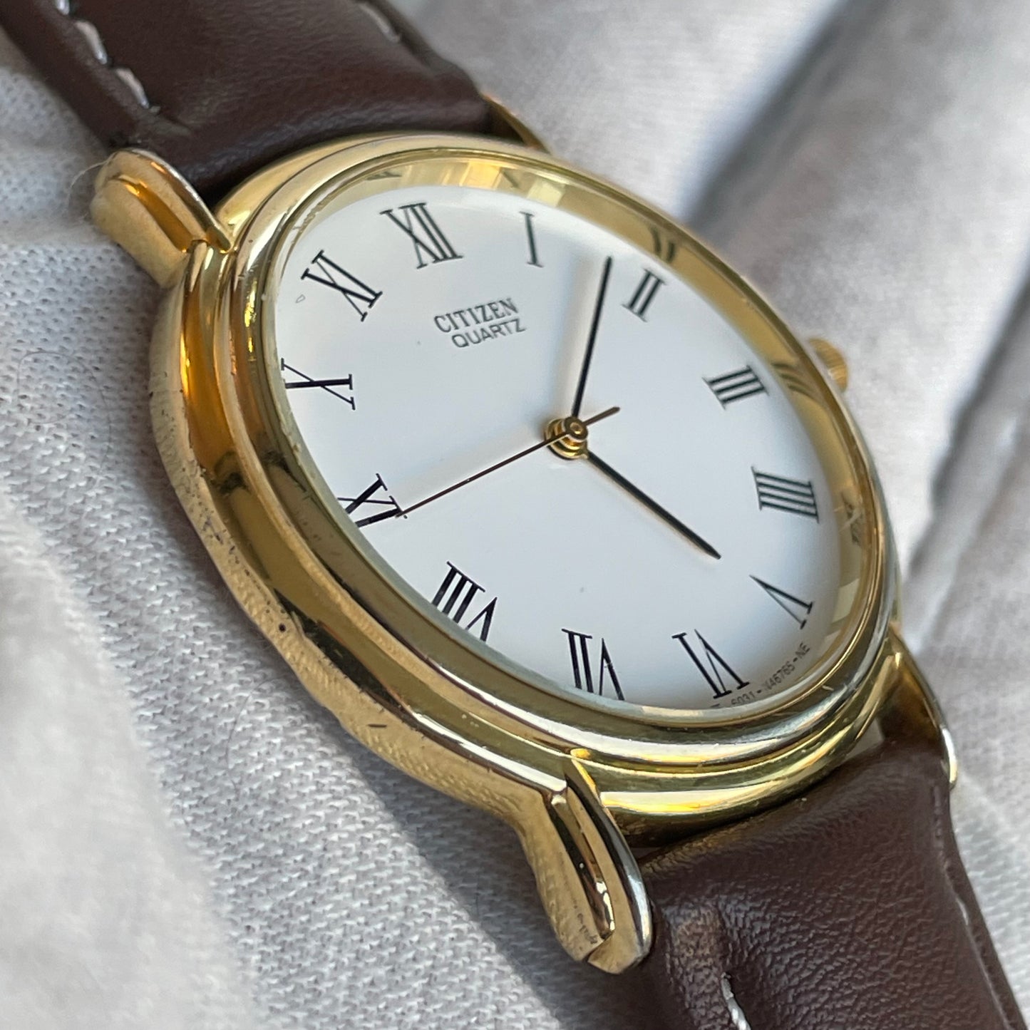 Reloj Citizen Quartz Hombre Marzo de 1990 Romano Clásico Dial Blanco