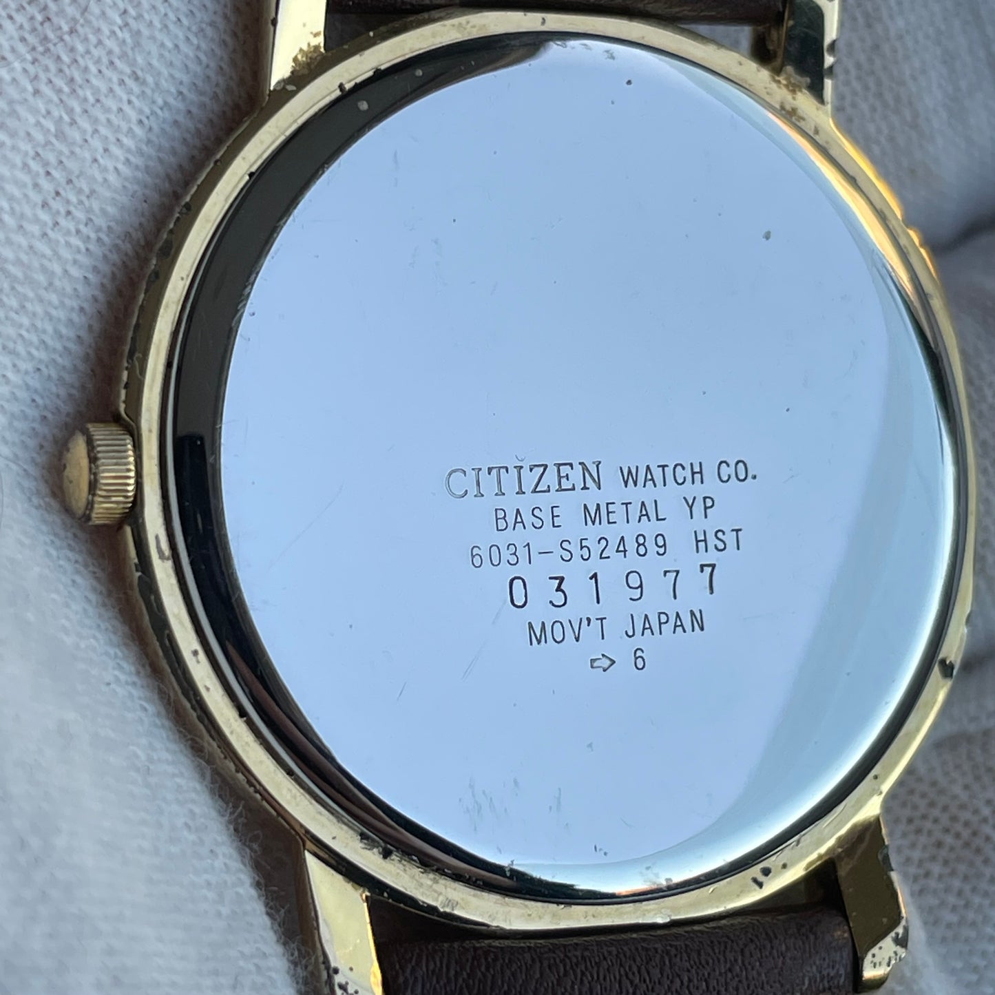 Reloj Citizen Quartz Hombre Marzo de 1990 Romano Clásico Dial Blanco