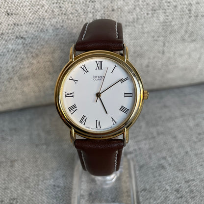 Reloj Citizen Quartz Hombre Marzo de 1990 Romano Clásico Dial Blanco