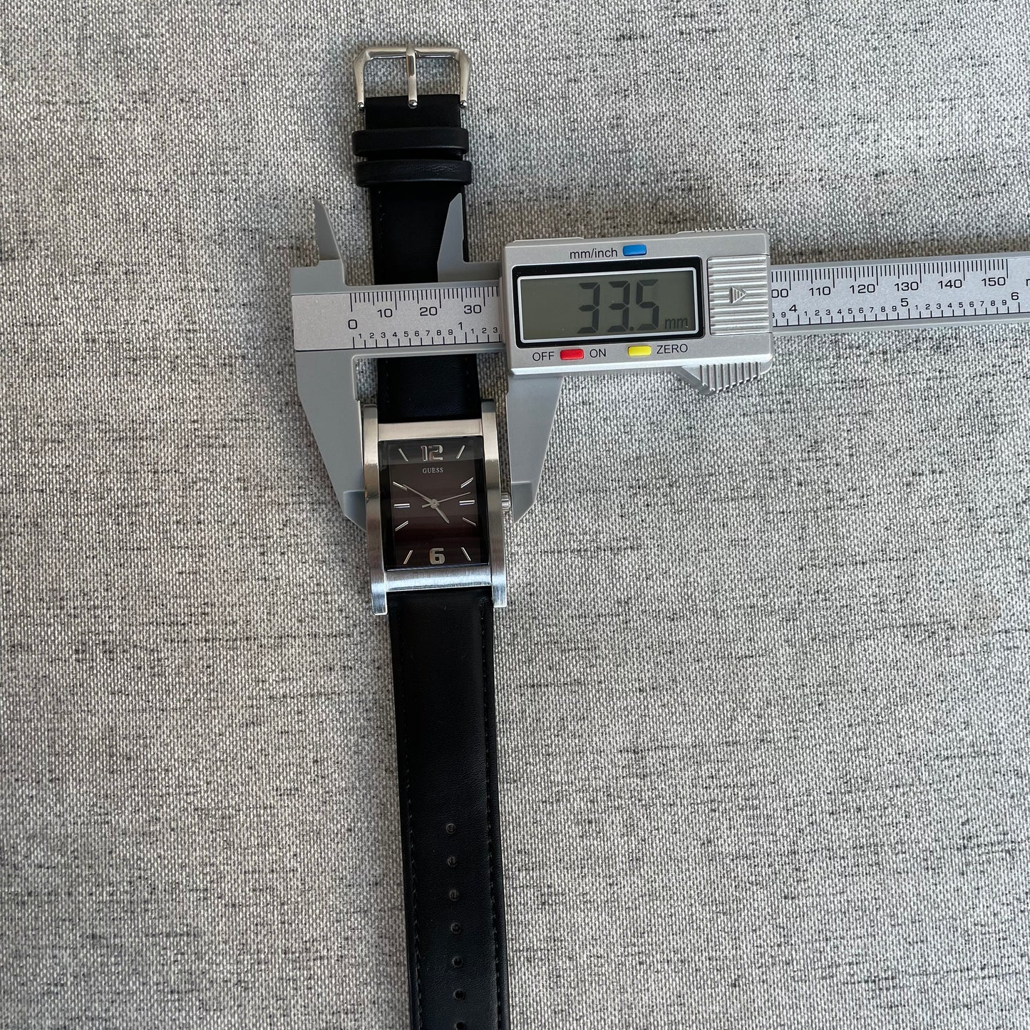 Reloj GUESS Hombre Rectangular Burdeo Oscuro Año 2010