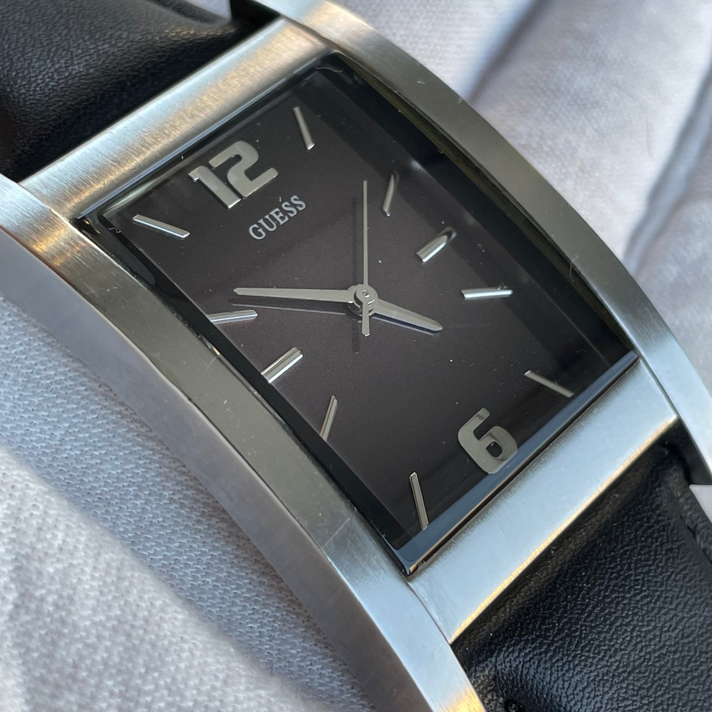 Reloj GUESS Hombre Rectangular Burdeo Oscuro Año 2010