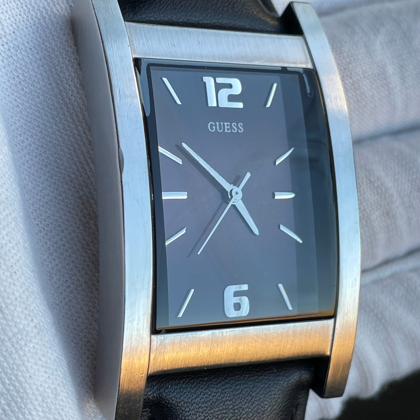 Reloj GUESS Hombre Rectangular Burdeo Oscuro Año 2010
