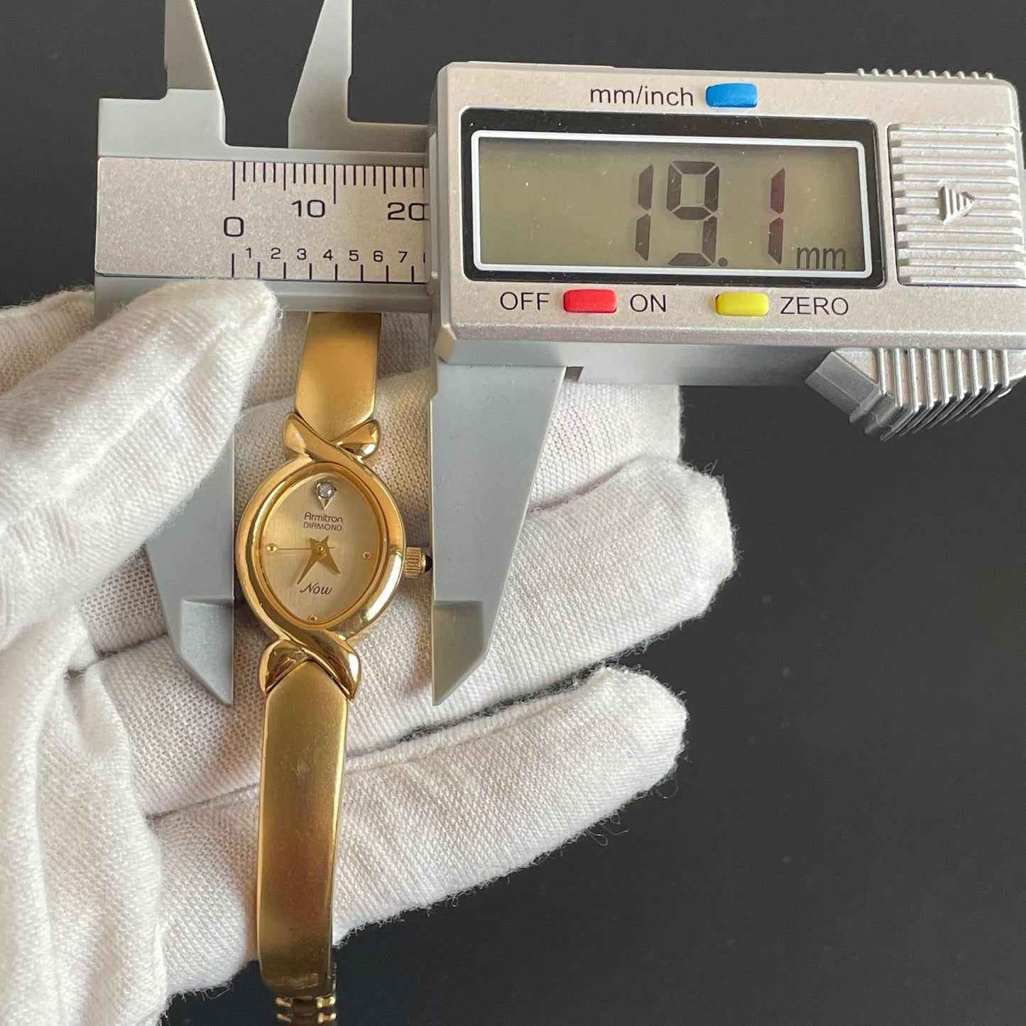 Reloj Joya Armitron Diamond Mujer Años 90 Ovalado Dorado