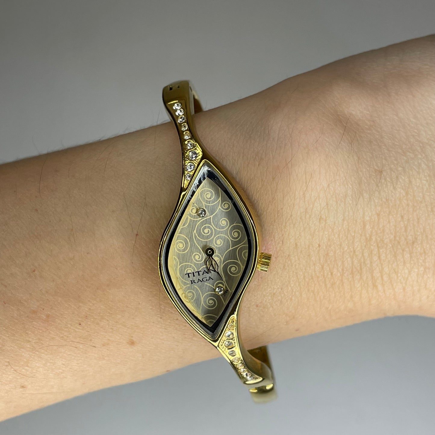 Reloj Titan Raga 9710YM01A (2013) Tata Group India / Reloj Joya de Diseño