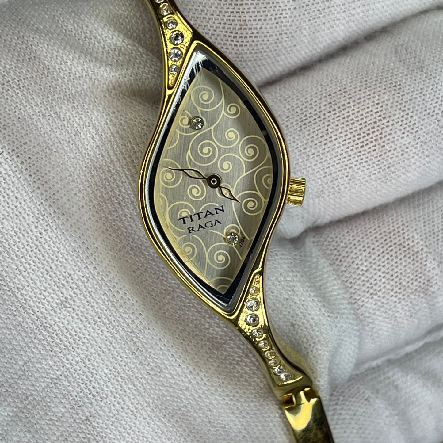 Reloj Titan Raga 9710YM01A (2013) Tata Group India / Reloj Joya de Diseño