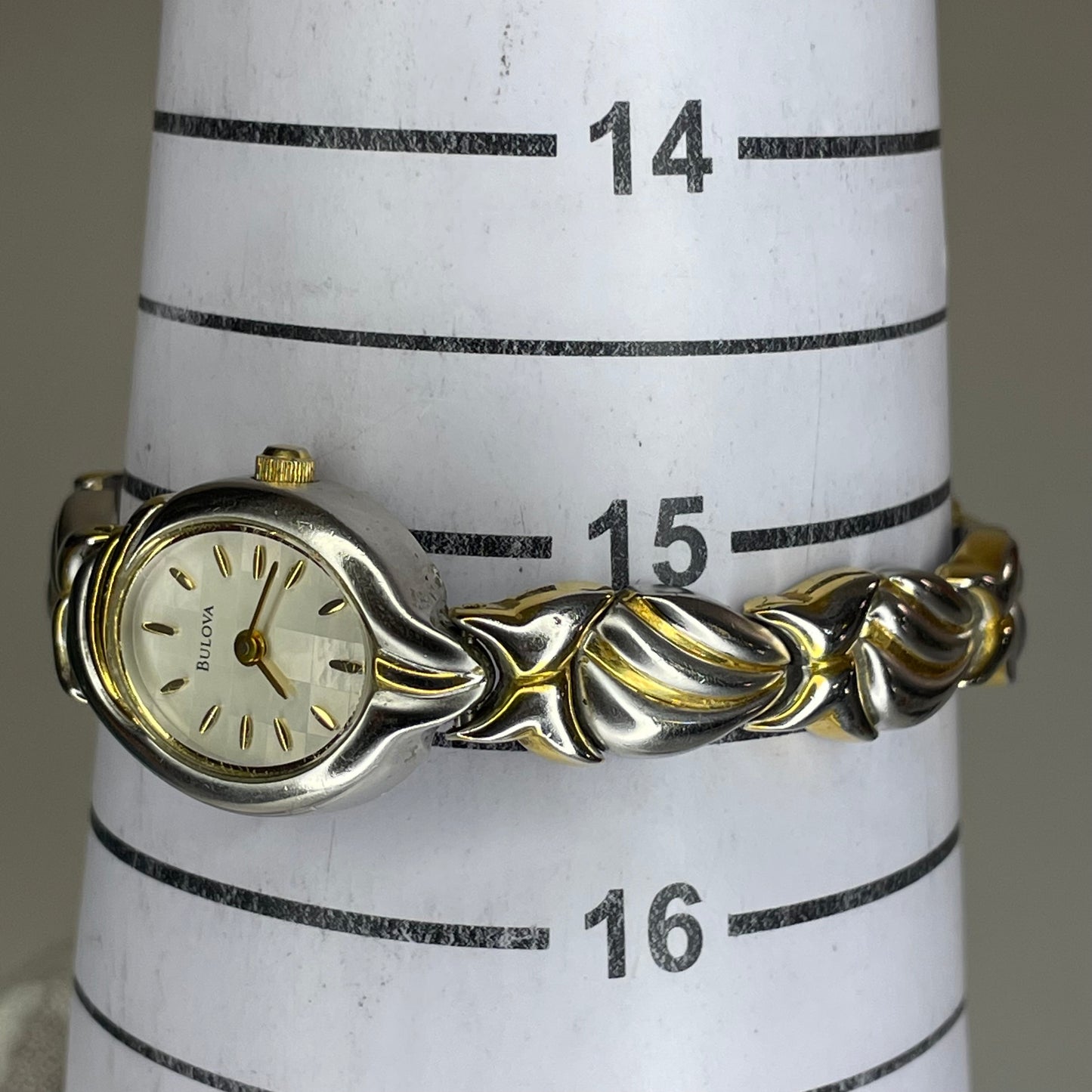 Reloj Joya Bulova Mujer Ovalado Bicolor Años 2000 Art Nouveau