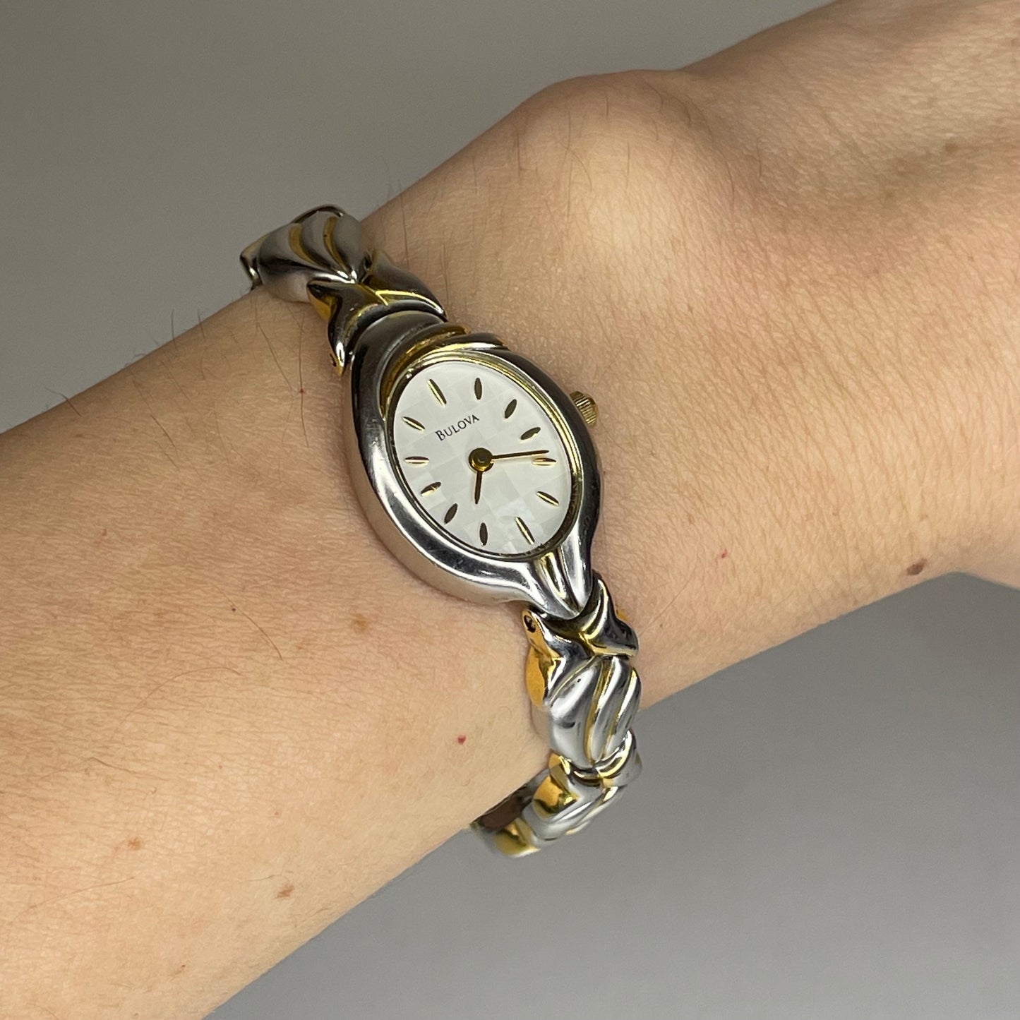 Reloj Joya Bulova Mujer Ovalado Bicolor Años 2000 Art Nouveau