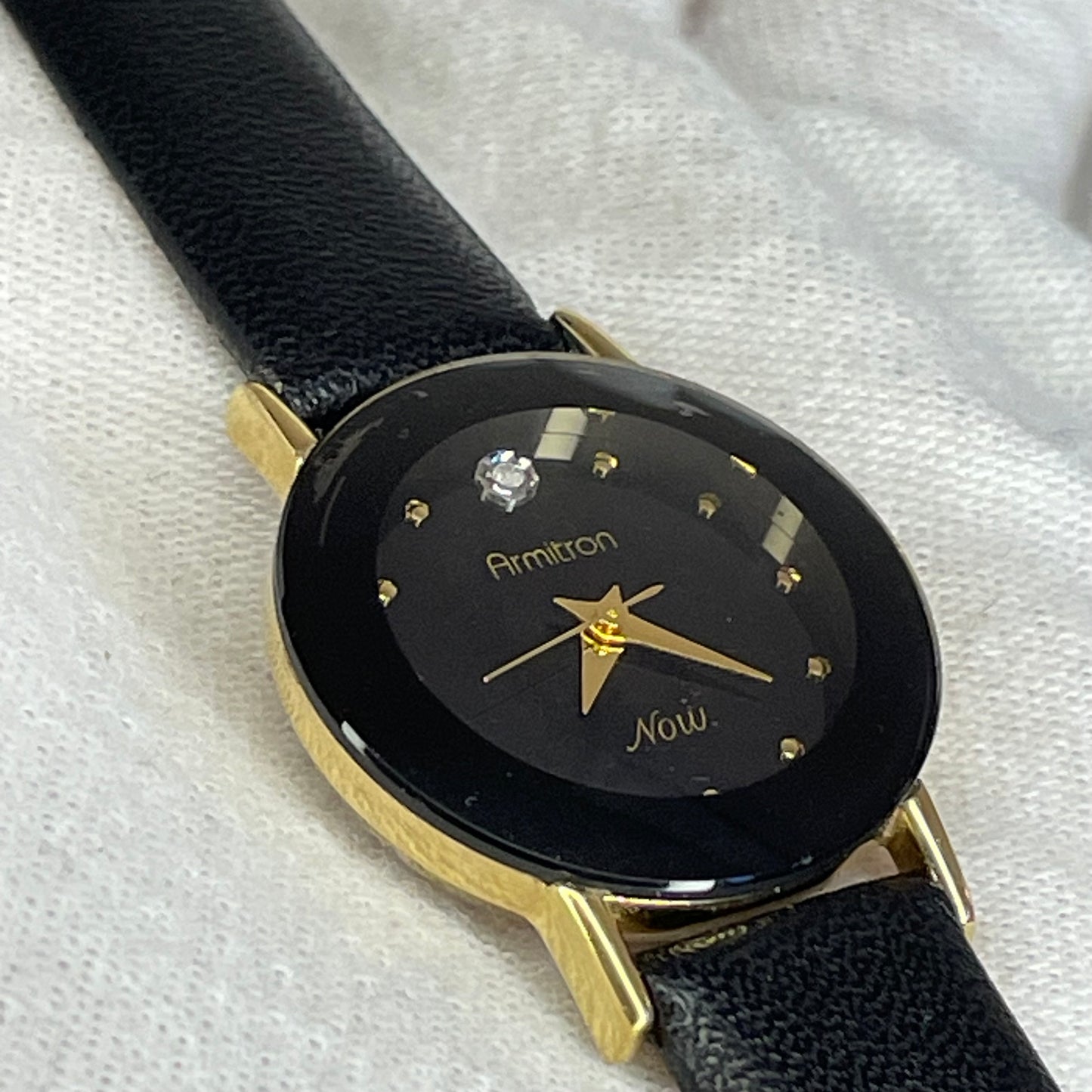 Reloj Armitron Now 75/2447 Mujer Minimalismo Negro Dorado Año 2005