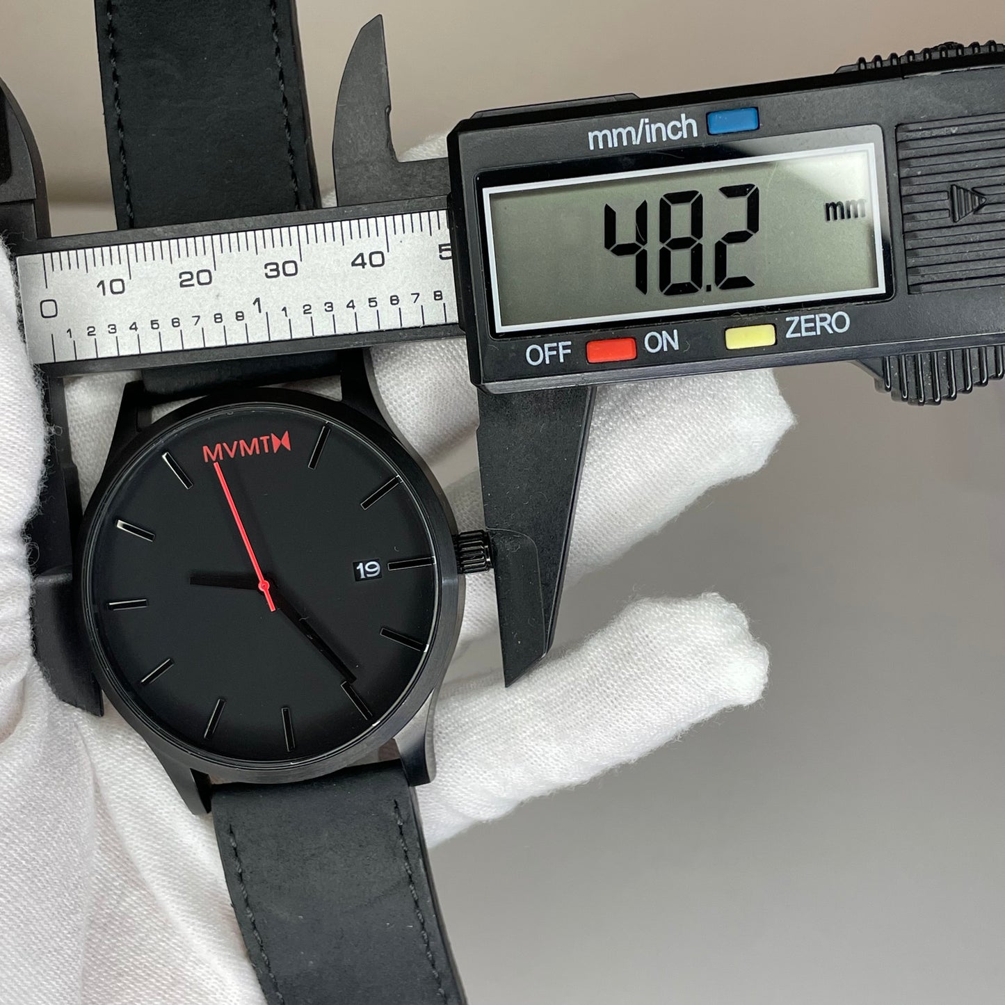 Reloj MVMT M34 Black Red Accent Quartz Año 2015 Minimalist