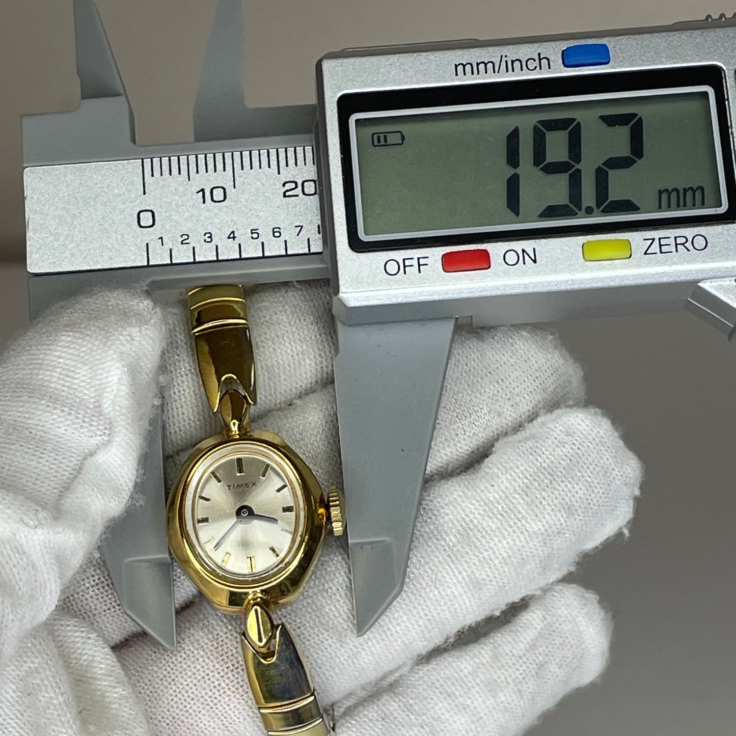 Reloj Timex Cavatina A Cuerda Oval Champagne NOS Año 1968 Mujer 19,2 mm Impecable