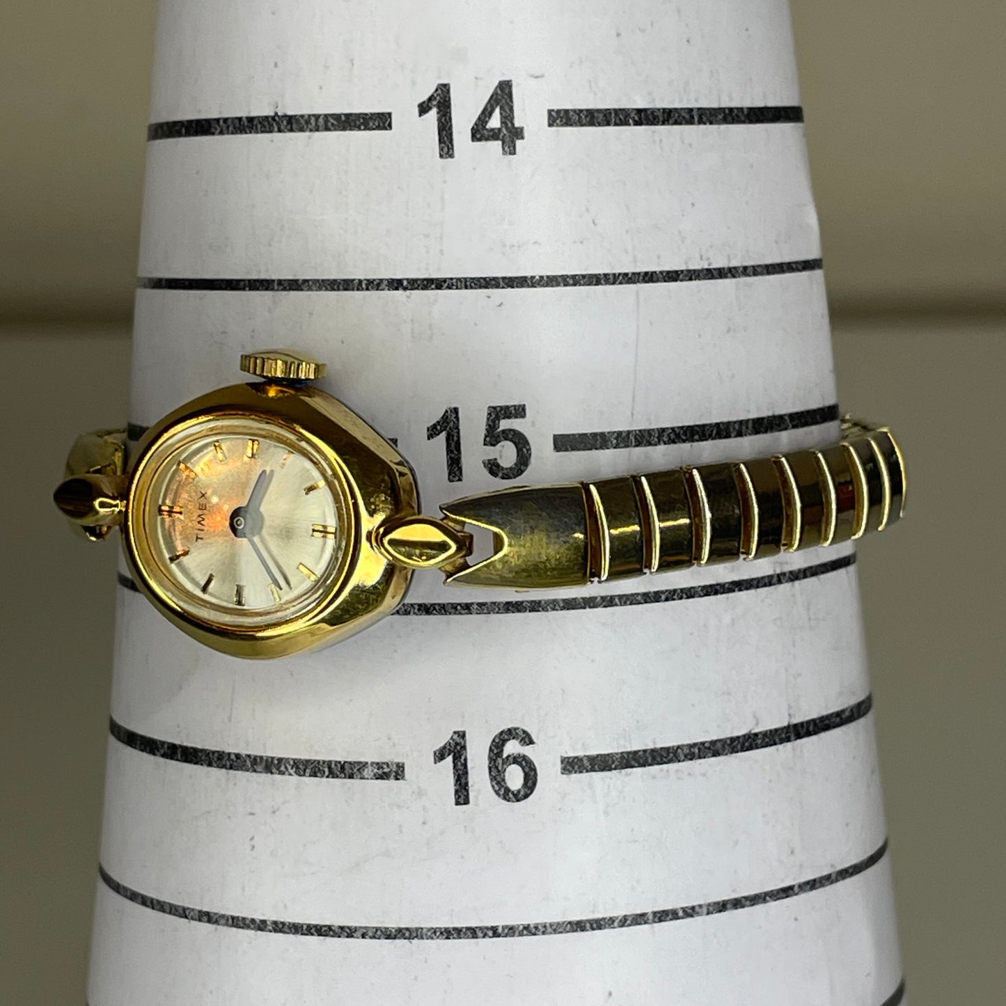 Reloj Timex Cavatina A Cuerda Oval Champagne NOS Año 1968 Mujer 19,2 mm Impecable