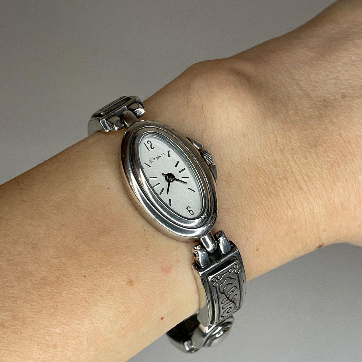 Brighton Biella Fiore Año 2003 | Reloj joya oval de inspiración Art Nouveau