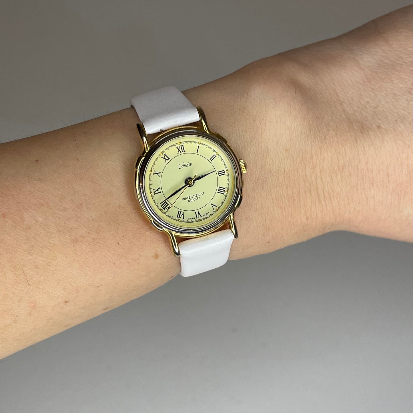 Reloj Vintage Collezio Quartz Japón 26,4 mm Roman Dial – Clásico Noventero