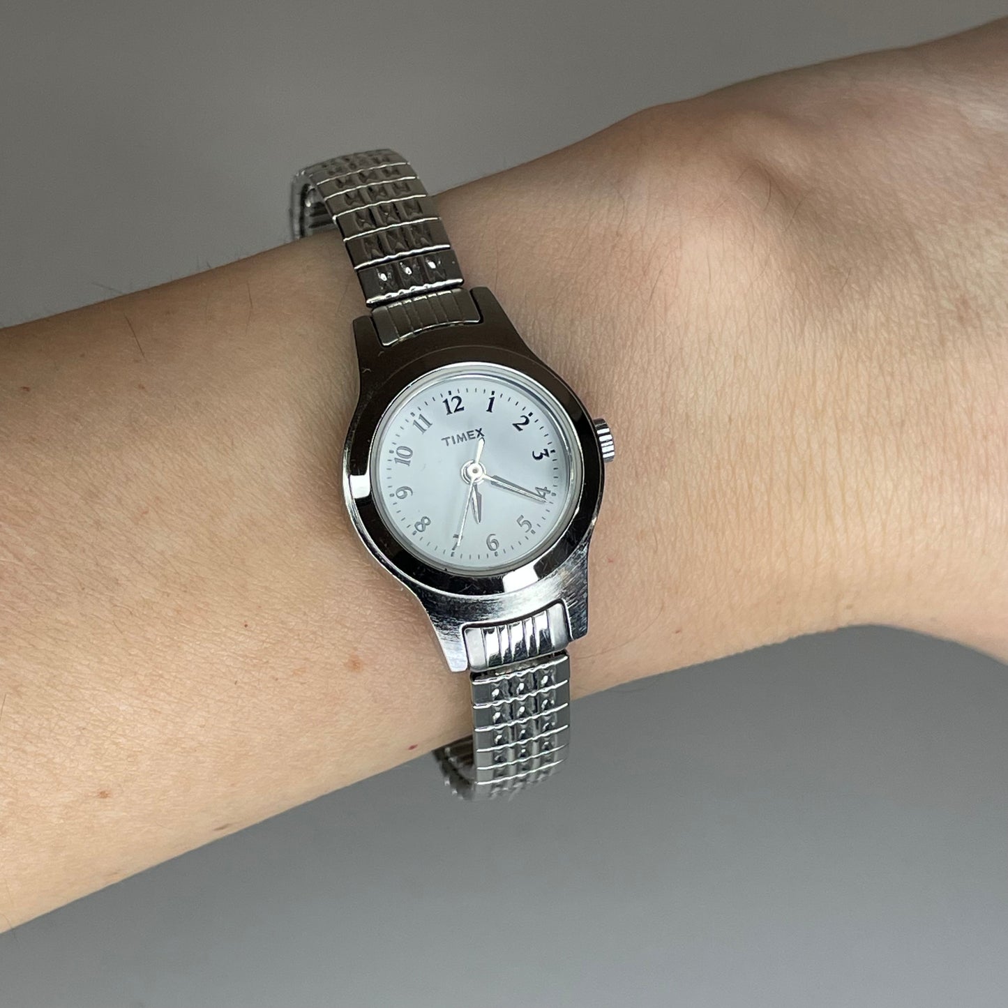 Reloj Timex Mujer 2005 Esfera Blanca Satinada 20mm Brazalete Extensible