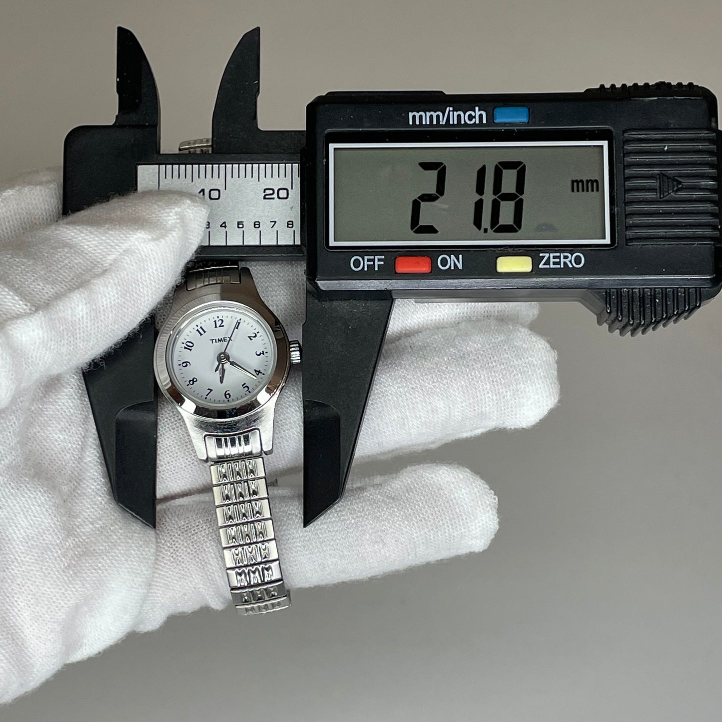 Reloj Timex Mujer 2005 Esfera Blanca Satinada 20mm Brazalete Extensible